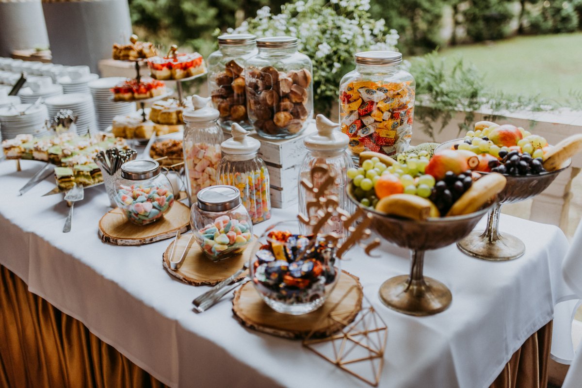 stół z owocami na weselu