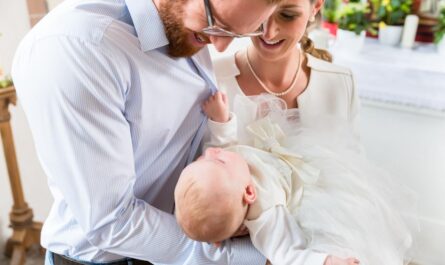 rodzice z dzieckiem idą do chrztu