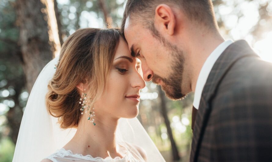 Modne ozdoby do włosów na wiosnę 2023